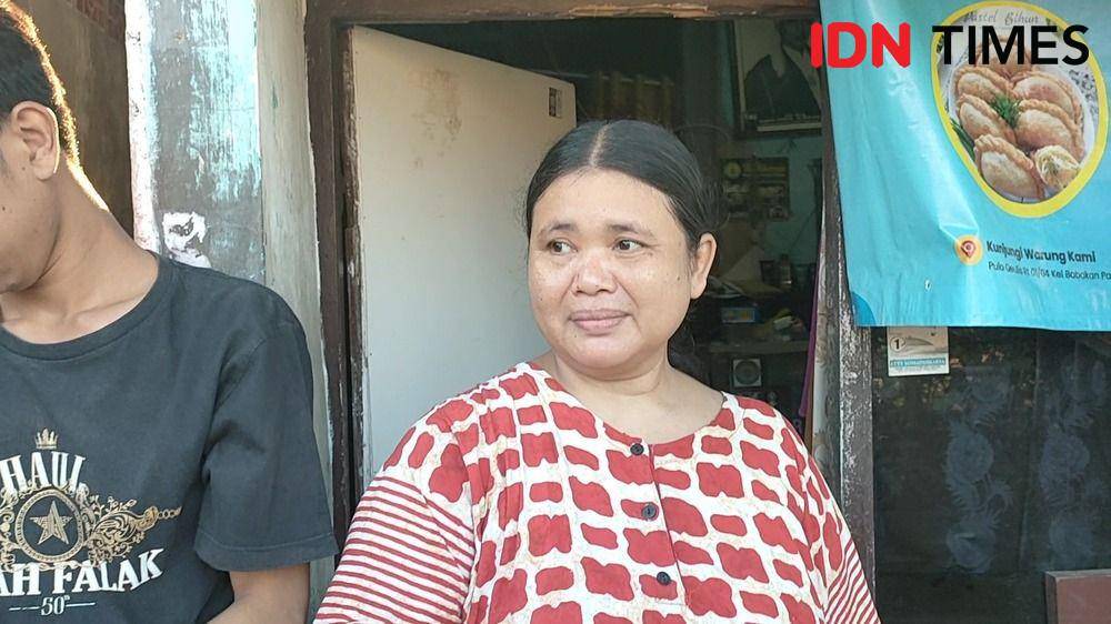 Hasanah warga Kampung Pulo Geulis, Babakan Pasar, Bogor, korban longsor di Bantaran Ciliwung, Senin (3/3/2025). (Linna Susanti/IDN Times).