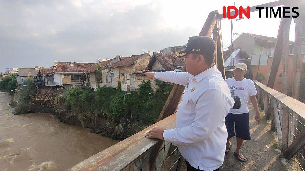 Lurah Babakan Pasar, Kecamatan Bogor Tengah, Kota Bogor, Jawa Barat di lokasi longsor bantaran Kai Ciliwung, di Kampung Pulo Geulis, Rabu (5/3/2025). (Linna Susanti/IDN Times).