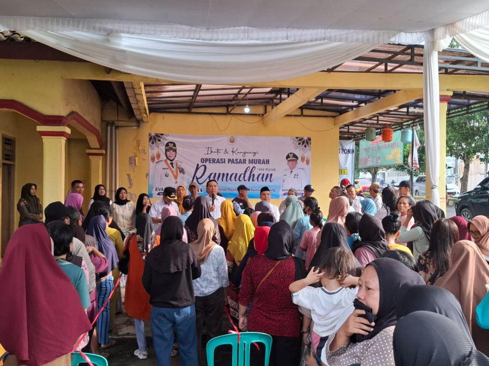 Cerita Warga Terdampak Banjir Beli Sembako di Pasar Murah