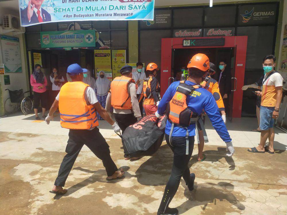 Proses evakuasi dua korban perahu karam di Muratara (Dok: Kantor SAR Palembang)