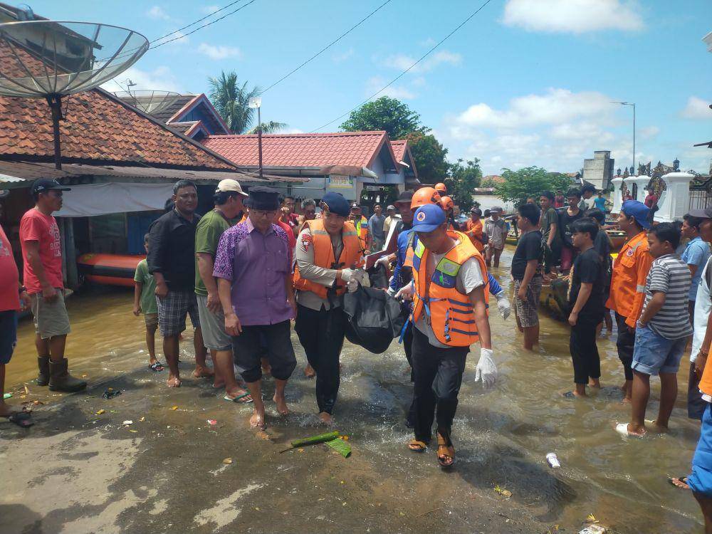 Proses evakuasi dua korban perahu karam di Muratara (Dok: Kantor SAR Palembang)