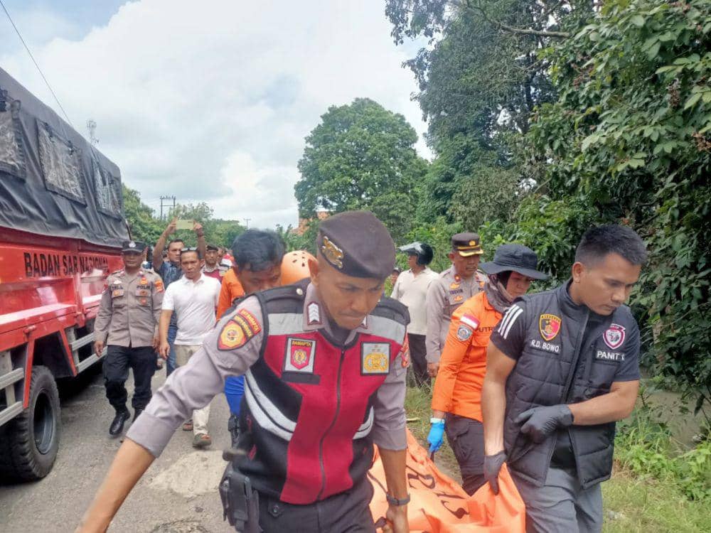 Proses evakuasi jasad korban, Sirah Sepulau Raya saat dikonfirmasi kr Kepolisian. (Dok. Basarnas Lampung).