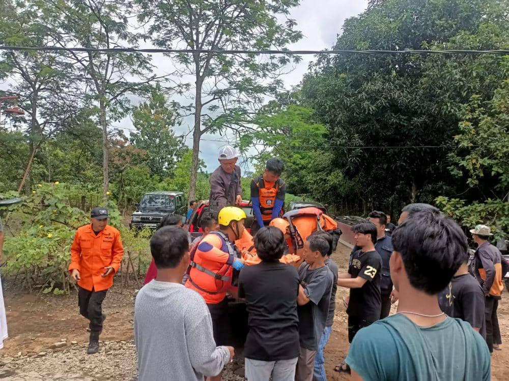 Proses evakuasi jasad korban, Sirah Sepulau Raya saat dikonfirmasi kr Kepolisian. (Dok. Basarnas Lampung).