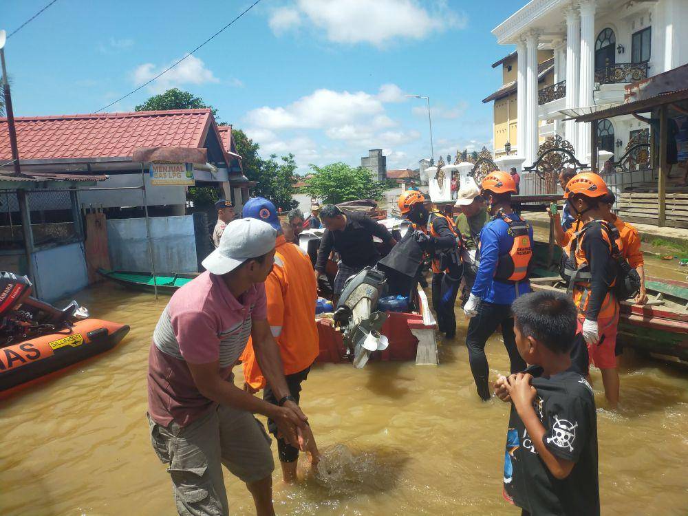 Proses evakuasi dua korban perahu karam di Muratara (Dok: Kantor SAR Palembang)