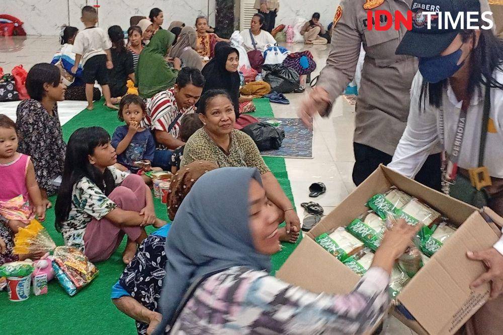 Kondisi pengungsi di GOR Bidara Cina, Rabu (5/3/2025). (IDN Times/Dini Suciatiningrum)