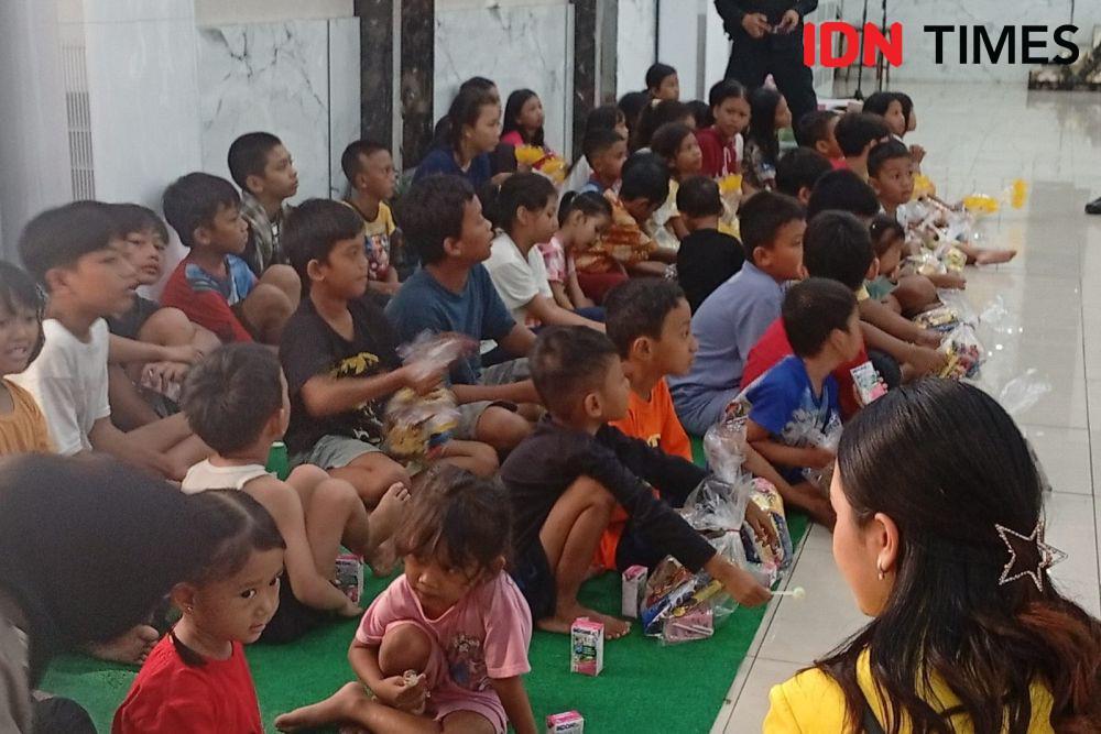Kisah Mala Gendong Anak di Tengah Derasnya Banjir Jakarta