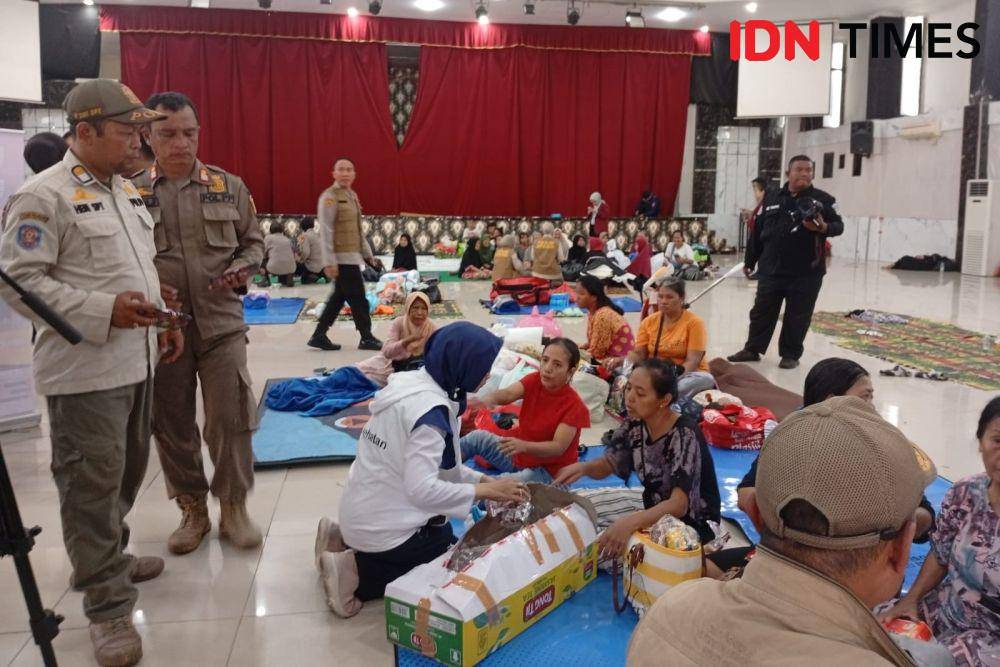 Kondisi pengungsi di GOR Bidara Cina, Rabu (5/3/2025). (IDN Times/Dini Suciatiningrum)