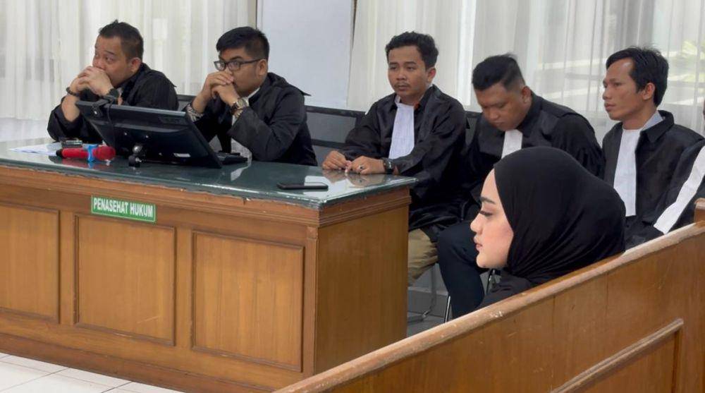 Cut Salsa saat duduk di kursi terdakwa (IDN Times/ Fanny Rizano)