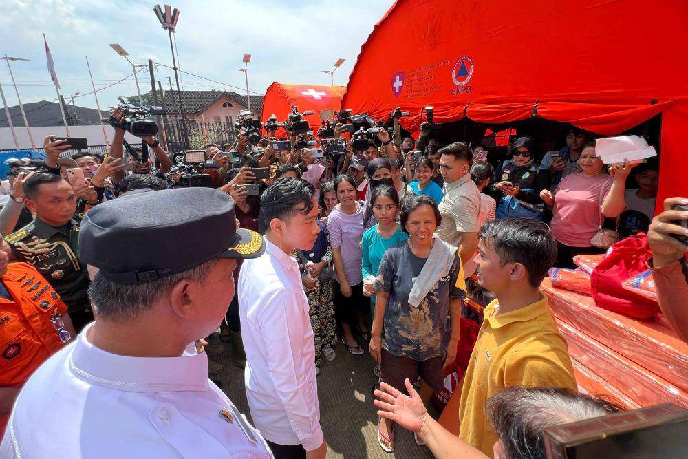 Wakil Presiden (Wapres) Gibran Rakabuming mengunjungi pengungsian korban banjir di Kantor BNPB Kota Bekasi dan meninjau lokasi banjir di Perum Pondok Gede Permai (PGP), Jatirasa, Jatiasih, Bekasi, Rabu (05/03/2025). (dok. Setwapres)