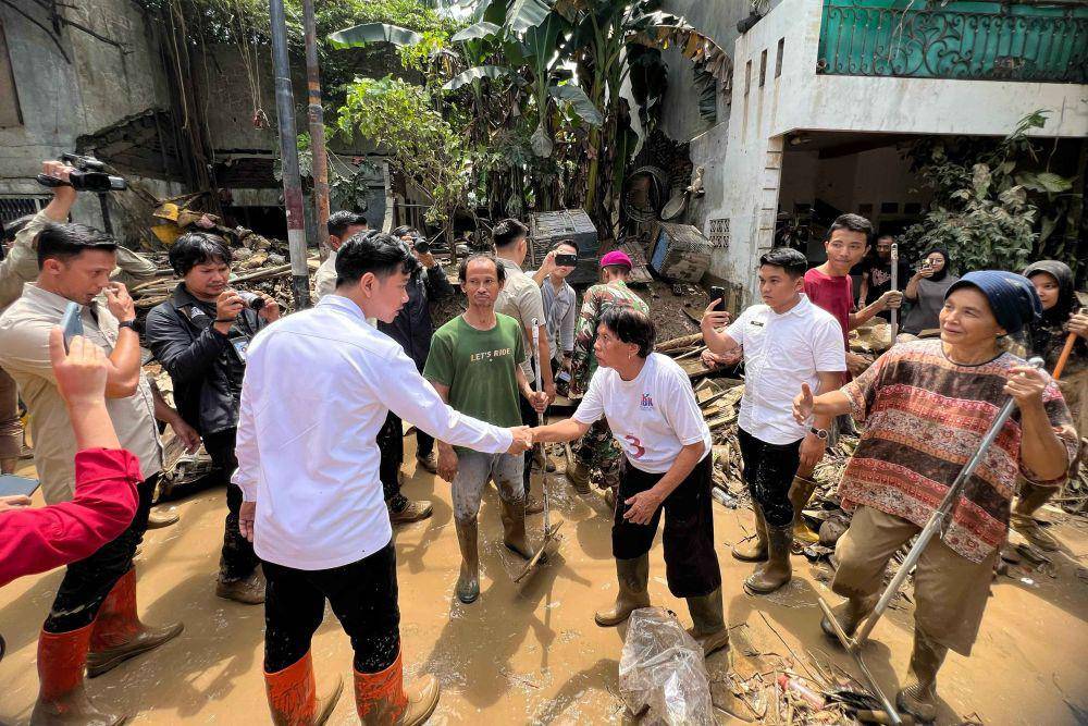 Wakil Presiden (Wapres) Gibran Rakabuming mengunjungi pengungsian korban banjir di Kantor BNPB Kota Bekasi dan meninjau lokasi banjir di Perum Pondok Gede Permai (PGP), Jatirasa, Jatiasih, Bekasi, Rabu (05/03/2025). (dok. Setwapres)