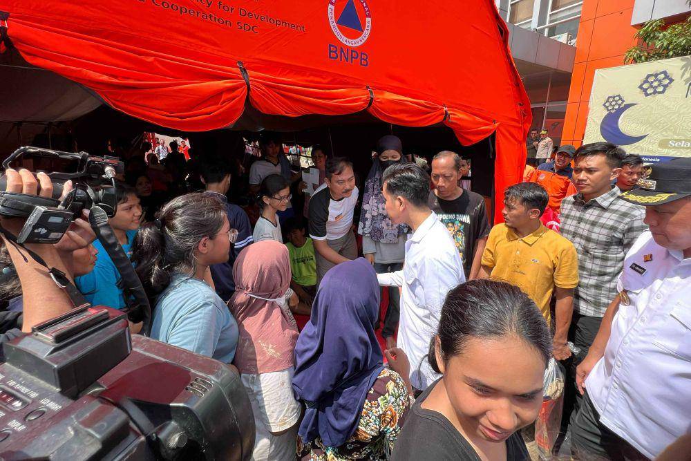 Wakil Presiden (Wapres) Gibran Rakabuming mengunjungi pengungsian korban banjir di Kantor BNPB Kota Bekasi dan meninjau lokasi banjir di Perum Pondok Gede Permai (PGP), Jatirasa, Jatiasih, Bekasi, Rabu (05/03/2025). (dok. Setwapres)