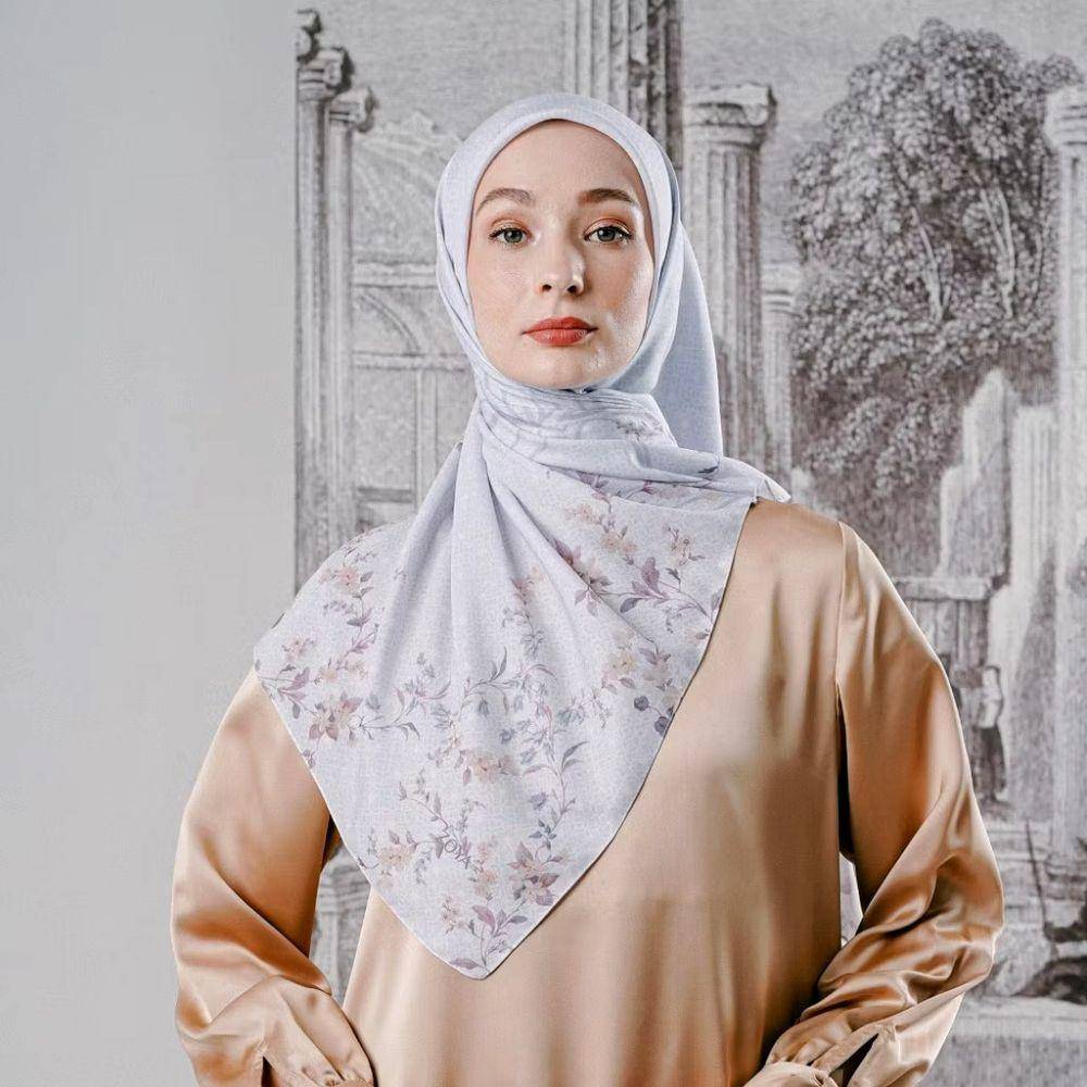 Rekomendasi hijab untuk baju warna cokelat mahogany. (Shopee.co.id/Zoya Official)