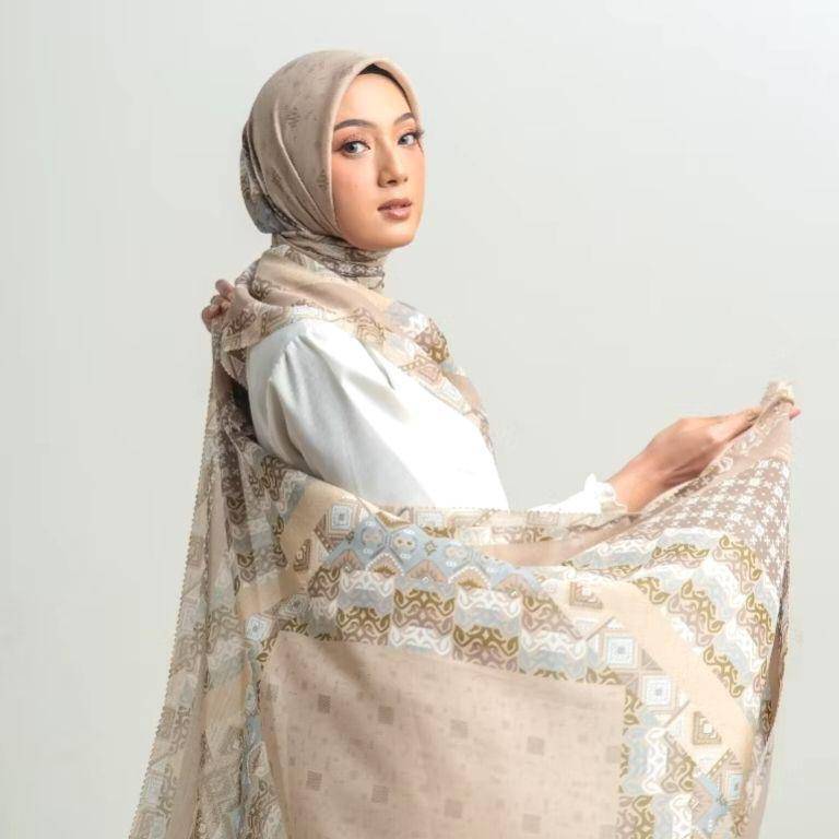 Rekomendasi hijab untuk baju warna cokelat mahogany. (Shopee.co.id/Harraku by Harramu)