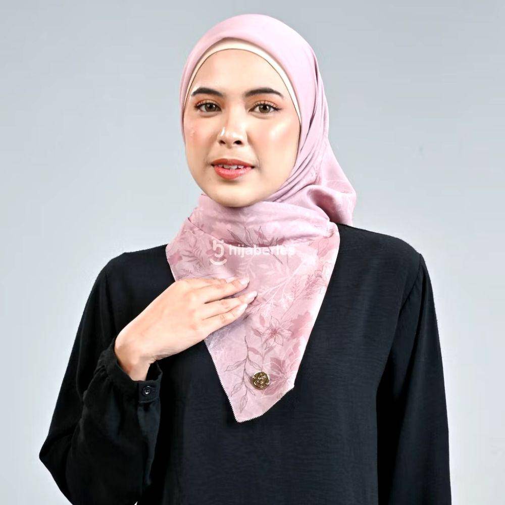 Rekomendasi hijab untuk baju warna cokelat mahogany. (Shopee.co.id/Hijaberies Official Shop)