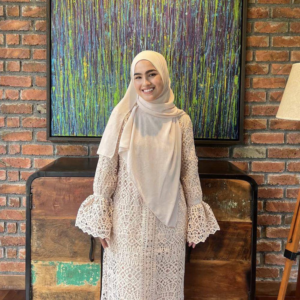 potret ide outfit motif pakai hijab menutup dada ala Elfira Loy (instagram.com/elfiraloy)