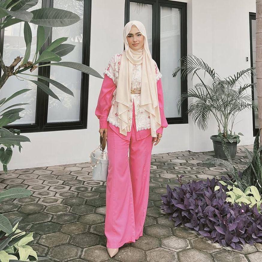 potret ide outfit motif pakai hijab menutup dada ala Elfira Loy (instagram.com/elfiraloy)