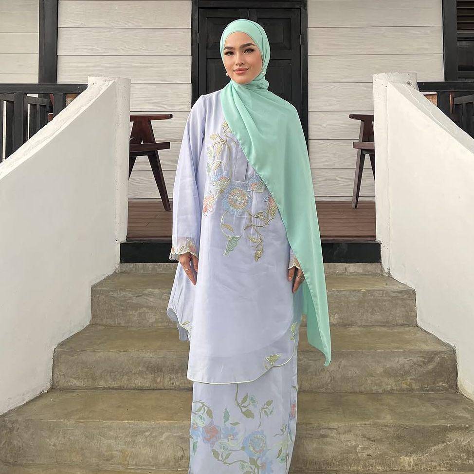 potret ide outfit motif pakai hijab menutup dada ala Elfira Loy (instagram.com/elfiraloy)