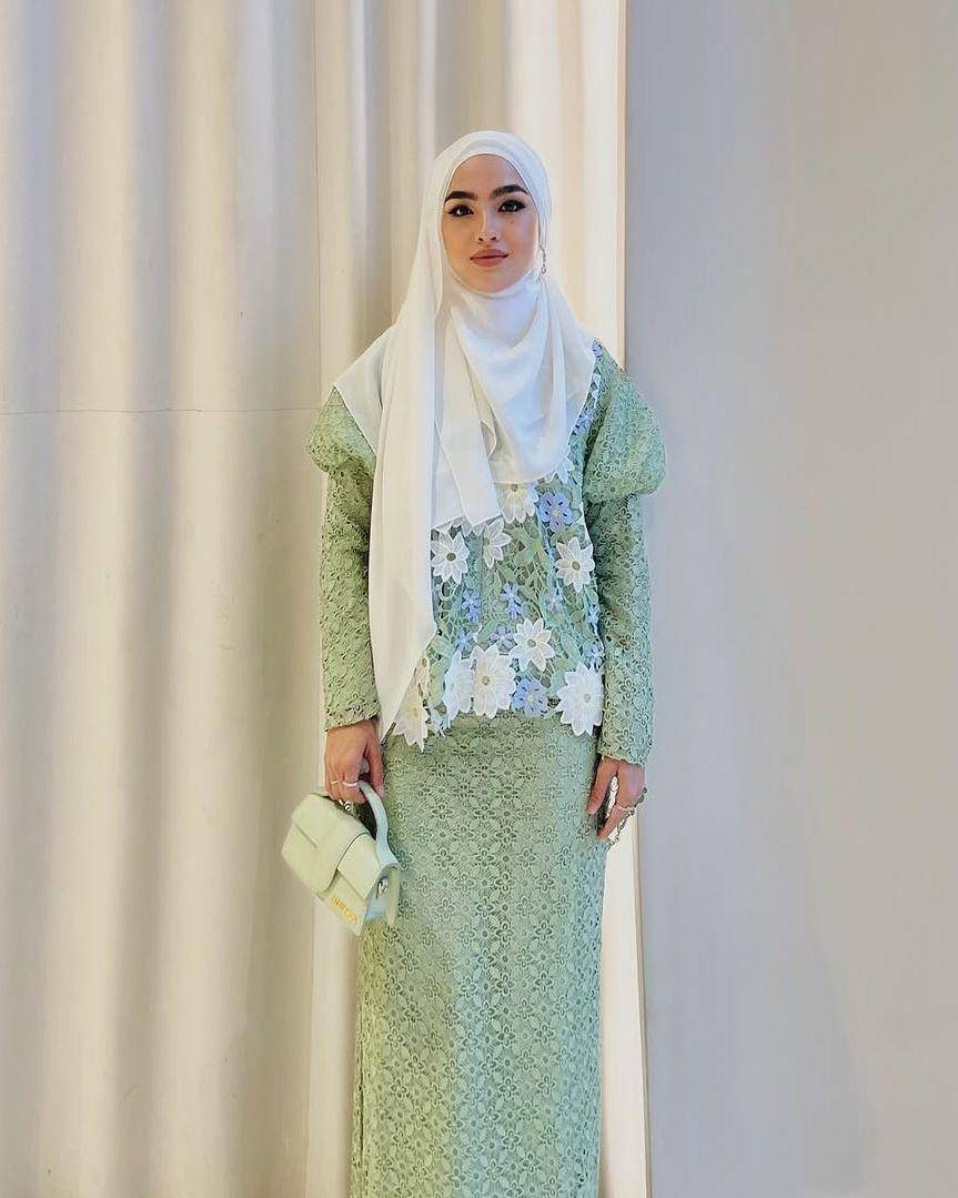 potret ide outfit motif pakai hijab menutup dada ala Elfira Loy (instagram.com/elfiraloy)