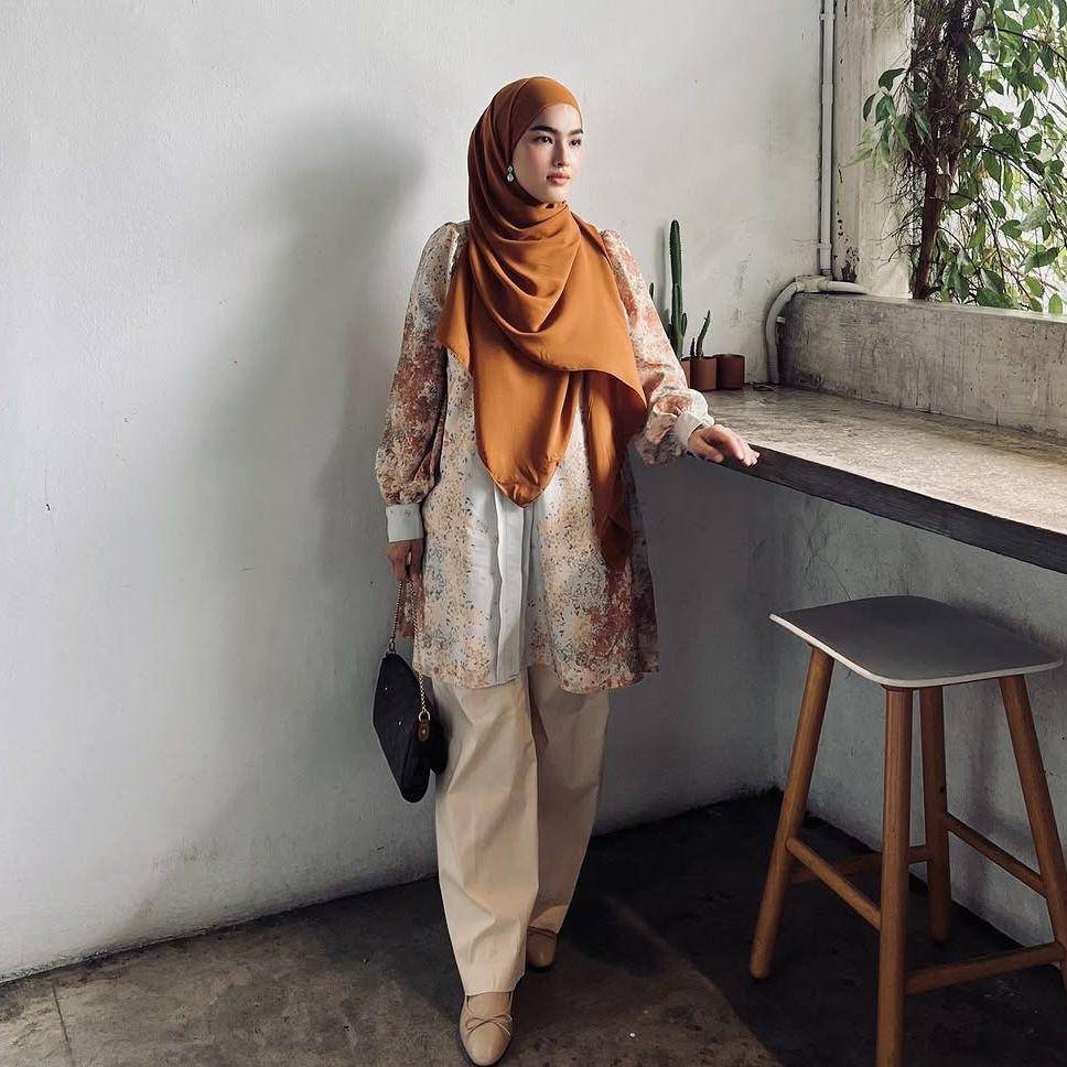 potret ide outfit motif pakai hijab menutup dada ala Elfira Loy (instagram.com/elfiraloy)