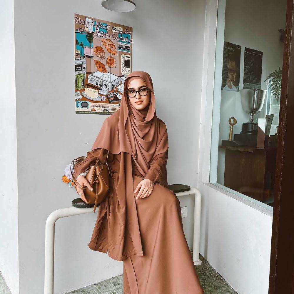 Outfit busana muslim syar’i yang kasual dan anggun ala Elfira Loy