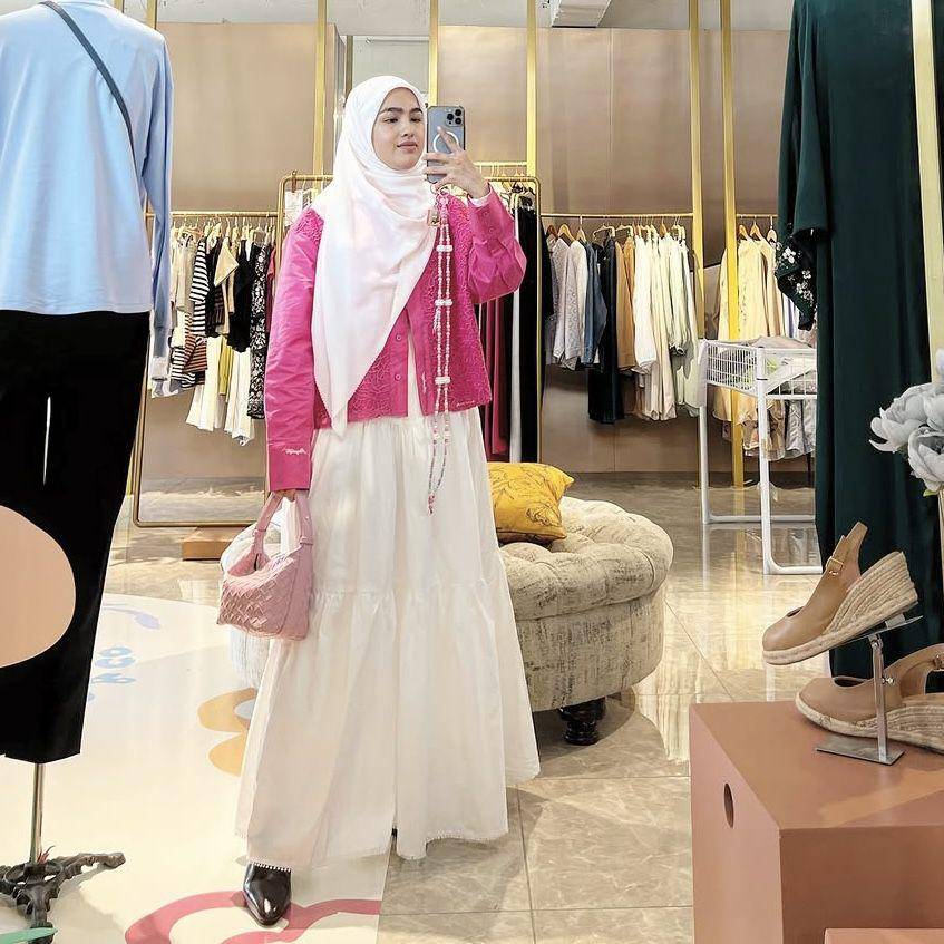 Mix and match busana muslim syar’i yang kasual dan anggun ala Elfira Loy