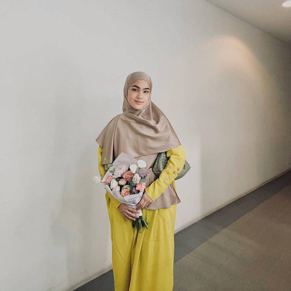 Gaya busana muslim syar’i yang kasual dan anggun ala Elfira Loy