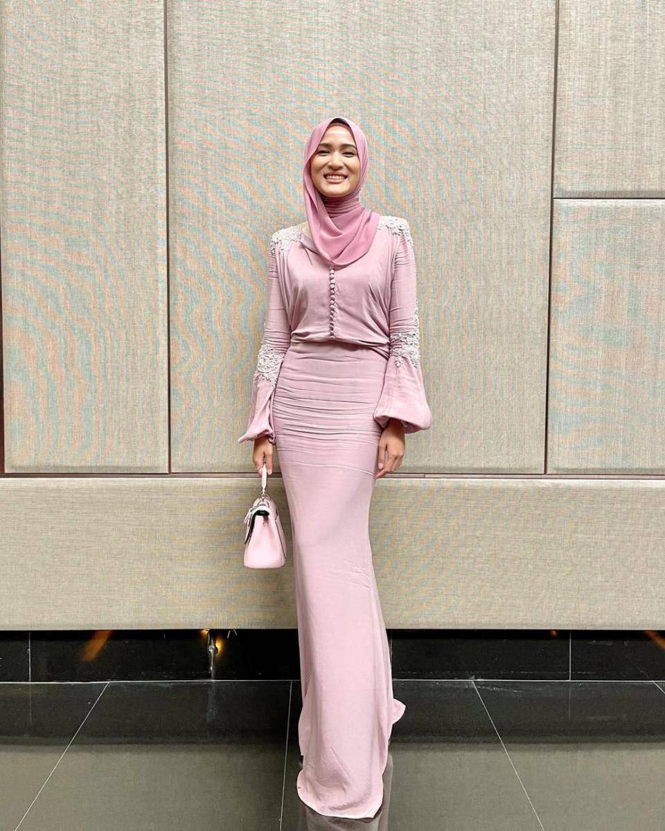 potret inspirasi outfit elegan dan berkelas buat orang dewasa ala Hanis Zalikha