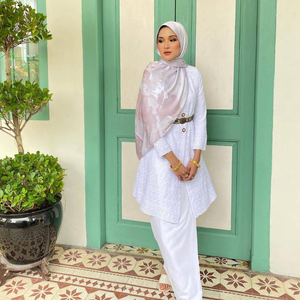 potret inspirasi outfit elegan dan berkelas buat orang dewasa ala Hanis Zalikha