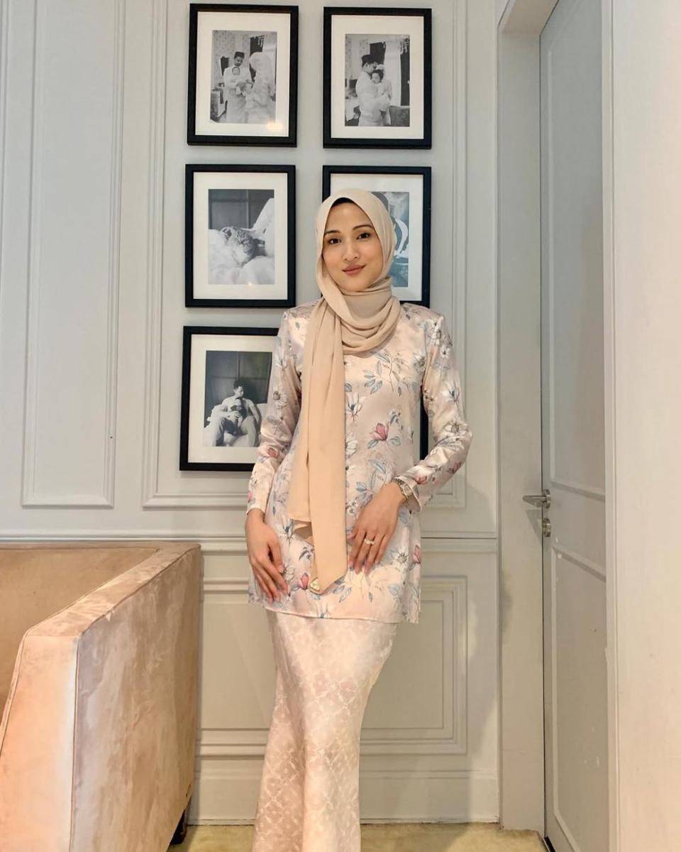 potret inspirasi outfit elegan dan berkelas buat orang dewasa ala Hanis Zalikha