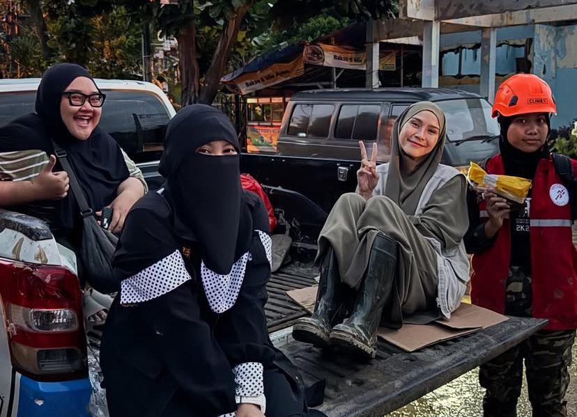 7 Momen Zaskia Adya Mecca dan Tim Bantu Korban Banjir di Bogor