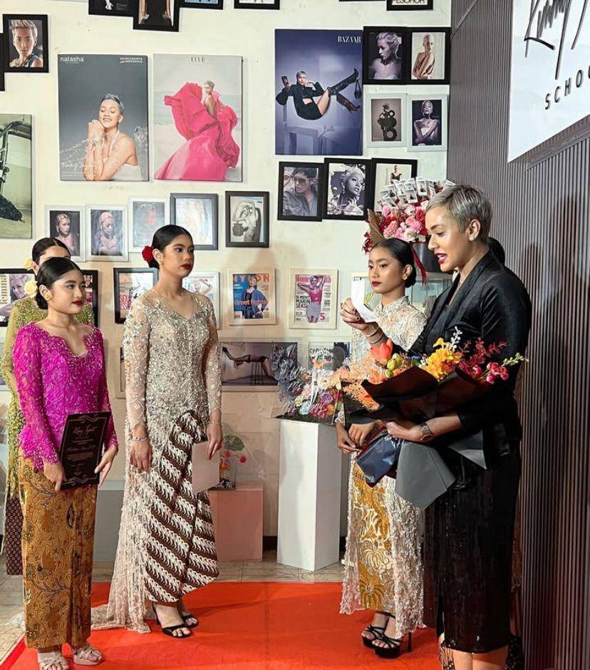 potret kelulusan Aira Yudhoyono di sekolah model milik Kimmy Jayanti (Instagram.com/kimmyjayantischool)