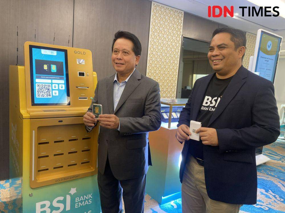 Proses transaksi emas batangan di BSI ATM Emas. (IDN Times/Vadhia Lidyana)