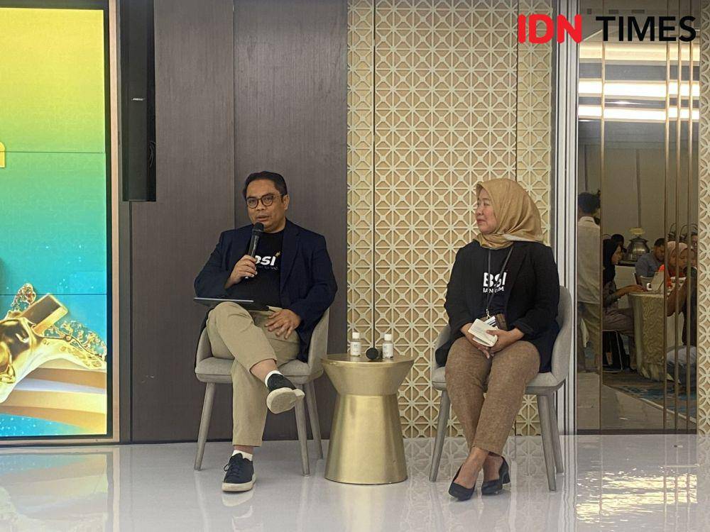 Direktur Sales & Distribution BSI, Anton Sukarna (kiri) dalam media briefing di Jakarta, Rabu (5/3/2025). (IDN Times/Vadhia Lidyana)