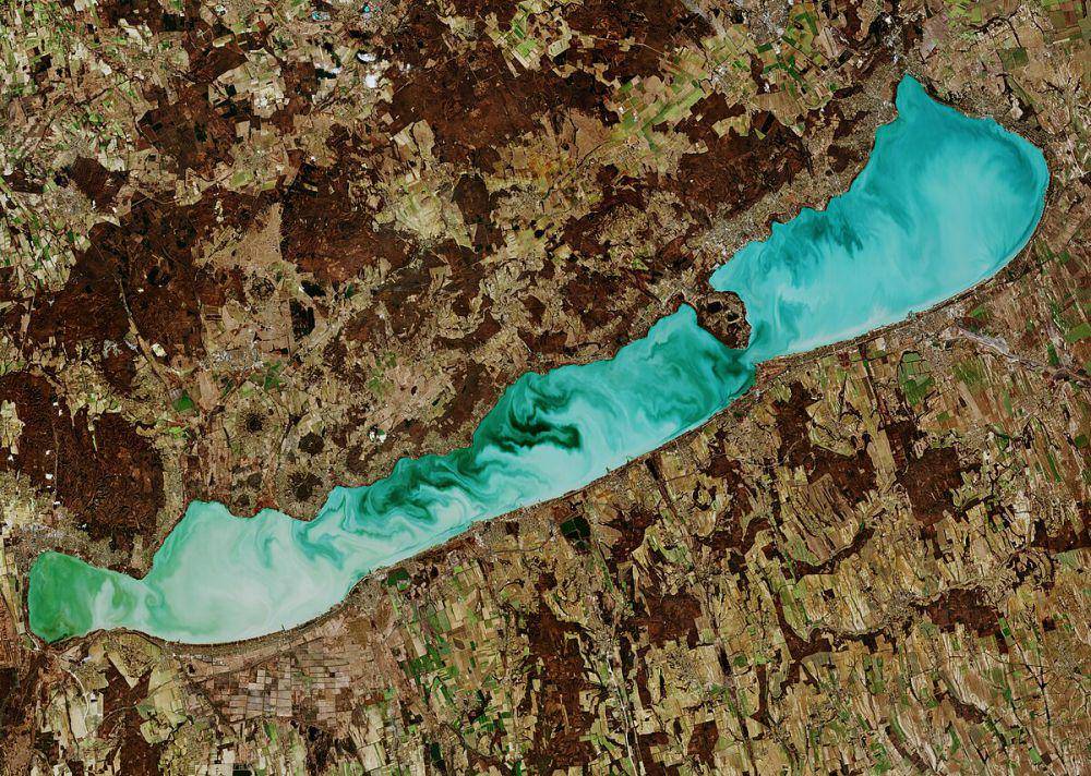 Citra satelit Danau Balaton yang diambil selama misi Copernicus Sentinel-2. (commons.wikimedia.org/The Copernicus Sentinel-2)