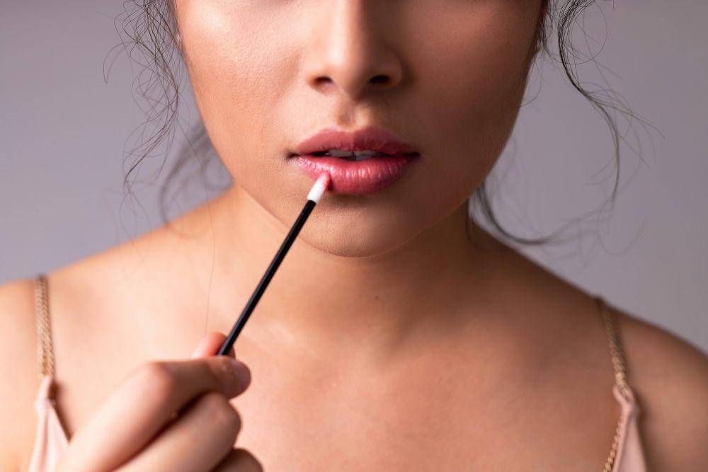 Ilustrasi memakai lipstick (unsplash.com/lo lindo)