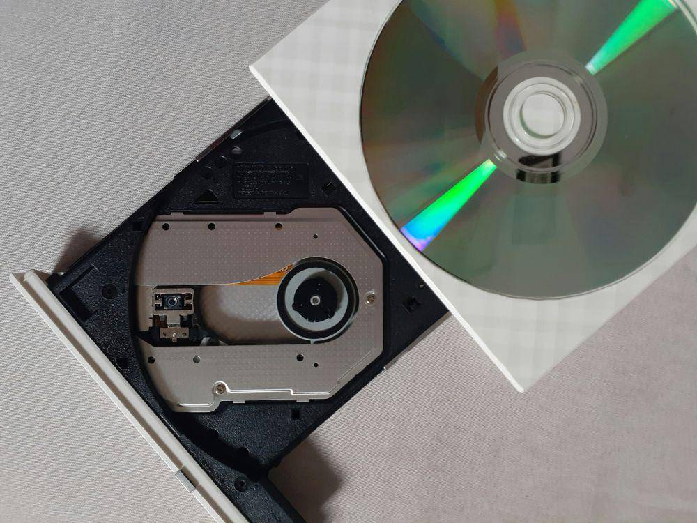 ilustrasi DVD drive (unsplash.com/@lucky_alamanda)