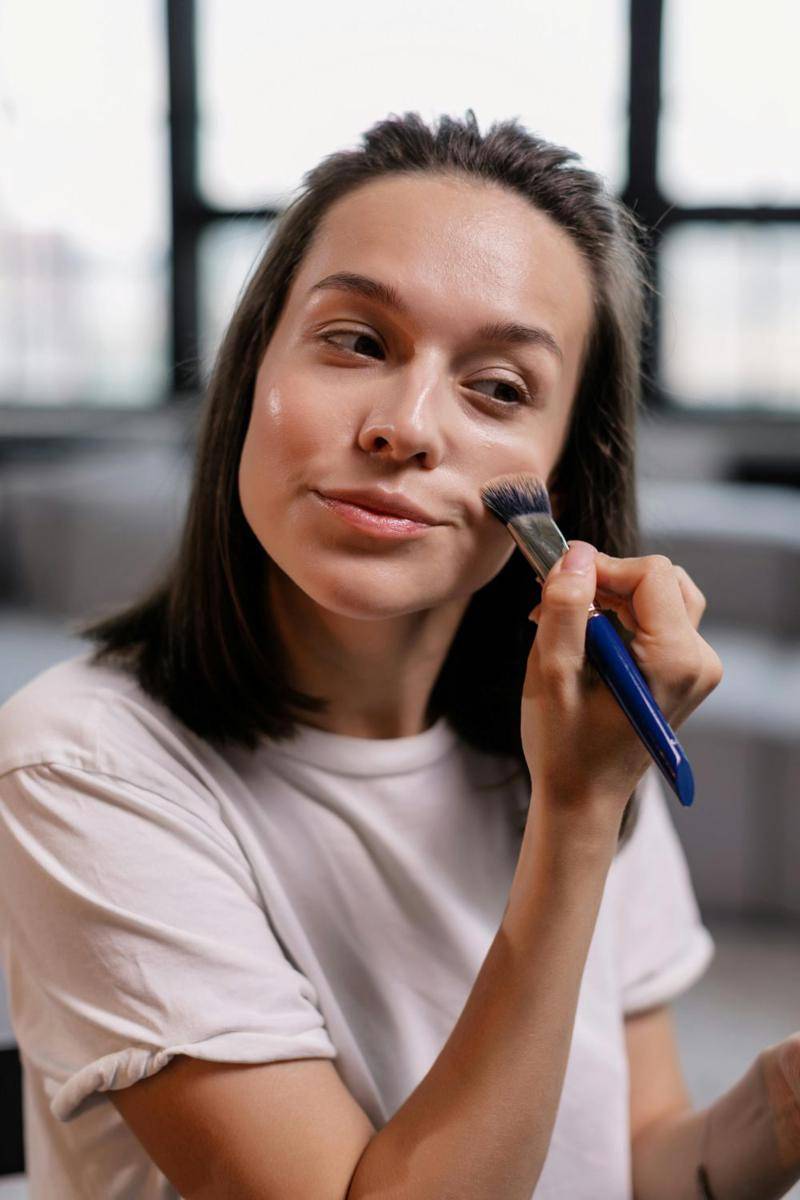Ilustrasi memakai complexion makeup (pexels.com/Alena Darmel)