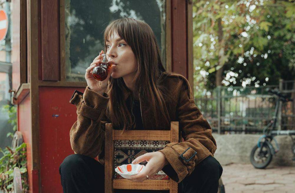 Ilustrasi bersantai minum teh (pexels.com/Photo by Alp Yıldızlar)