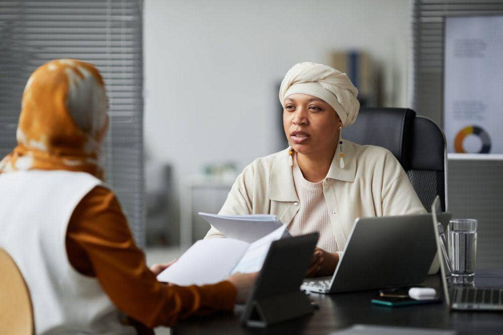 Ilustrasi karyawan muslim di kantor (pexels.com/Cedric Fauntleroy)