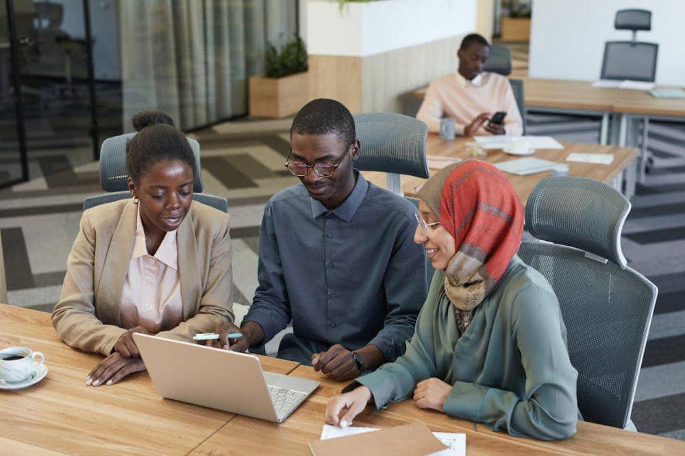 Ilustrasi karyawan muslim di kantor (pexels.com/Edmond Dantès)