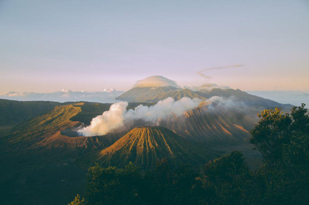 7 Puncak Gunung Tertinggi (Seven Summits) di Jawa, Ada Semeru!