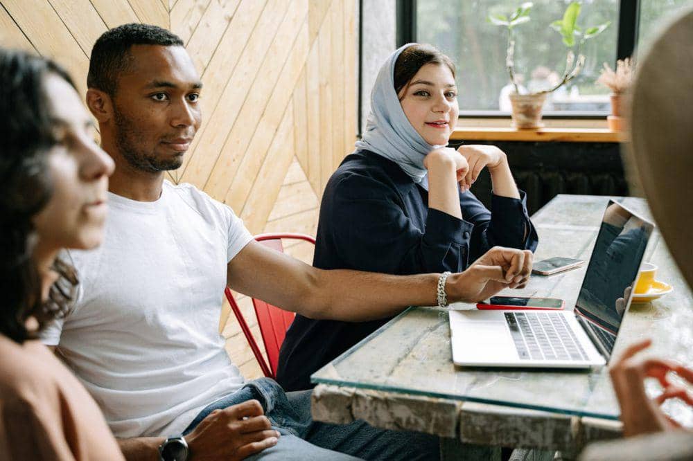 Ilustrasi karyawan muslim di kantor (pexels.com/Ivan Samkov)