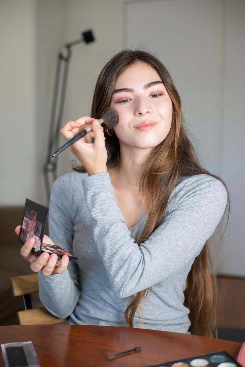 Ilustrasi memakai blush on (pexels.com/Kampus Production)