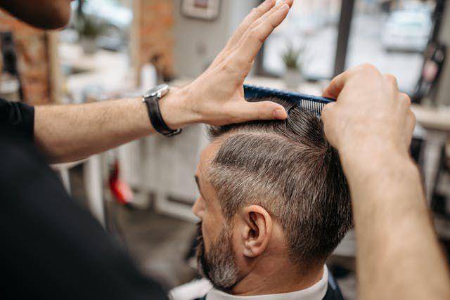 ilustrasi gaya rambut comb over pria (pexels.com/Pavel Danilyuk)