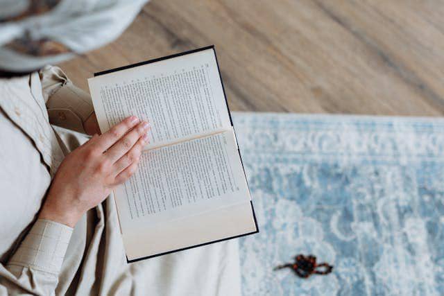 ilustrasi memahami bacaan sholat (pexels.com/Thirdman)