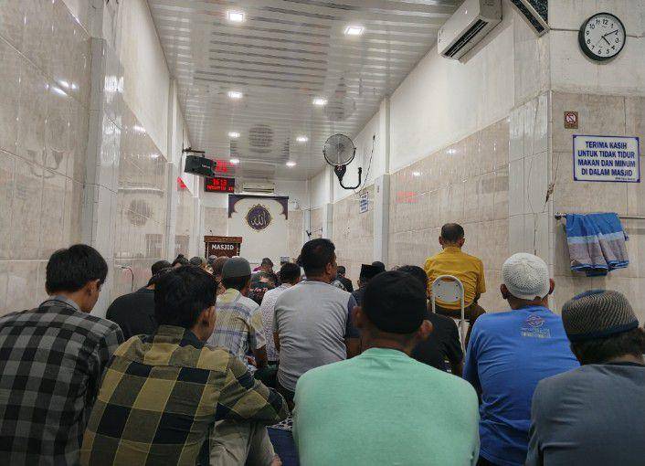 Suasana di dalam Masjid Taj'ul Madras (IDN Times/Eko Agus Herianto)