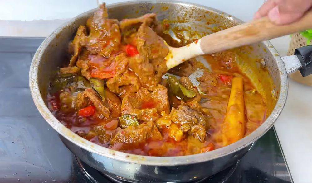 ilustrasi memasak daging sapi bumbu rujak khas Jawa Timur (YouTube.com/Ika Mardatillah)