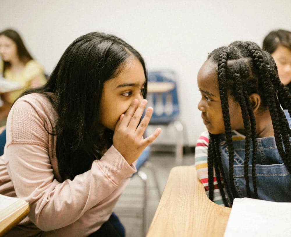 ilustrasi membicarakanmu orang lain (Pexels.com/RDNE Stock Project)