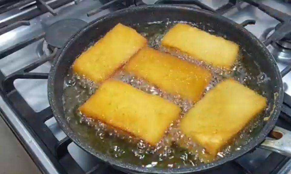 ilustrasi menggoreng martabak telur roti tawar (Youtube.com/dapur ayami)