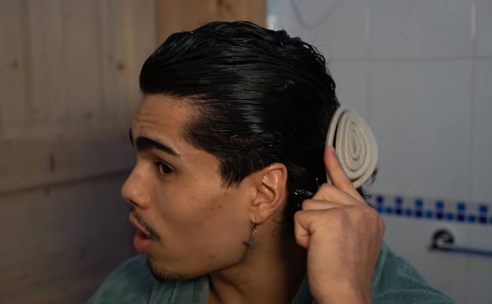ilustrasi menyisir rambut keriting saat basah (youtube.com/Manuel Enrique)
